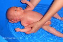 Новорожденный купается