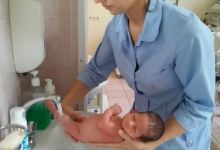 Как подмывать новорожденную девочку под краном?